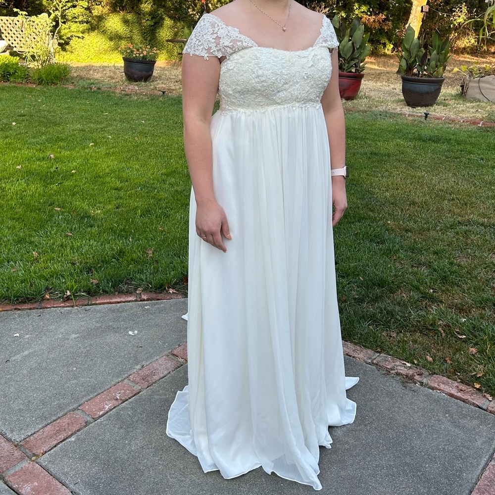 New without tags stunning beaded ivory David’s Bridal Gown side 18
